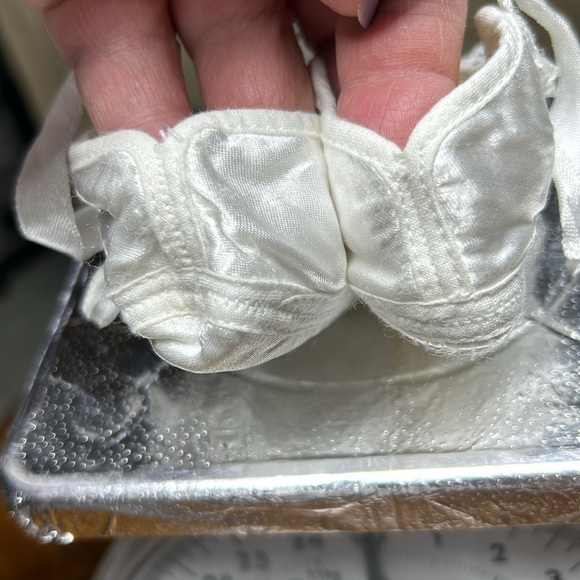 Christening booties satin & lace with ribbon ties infant size vintage 36 years - Picture 5 of 11